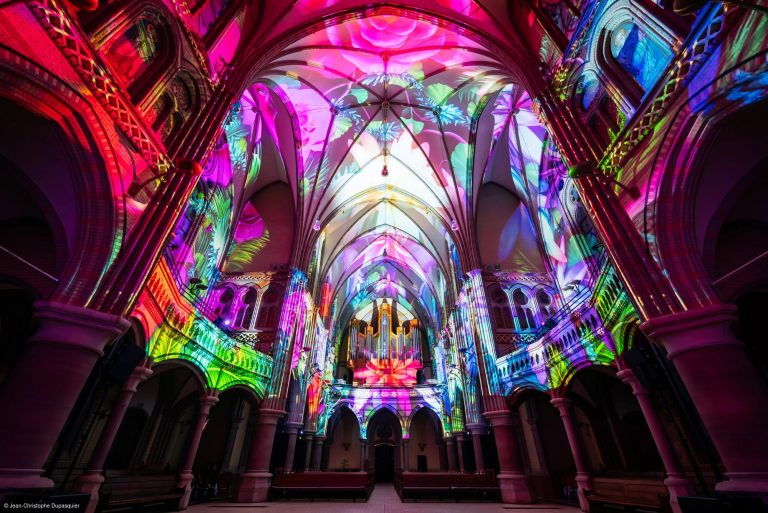 Schöpfung in Licht und Klang: Lichtshow „Genesis“ in Nürnberger Kirche
